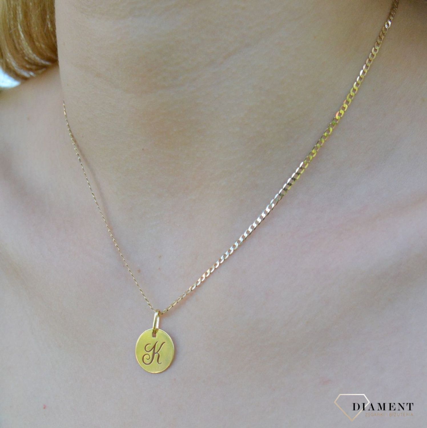 Złota zawieszka 585 z literką K ZA 2128K. modna złota zawieszka wykonana z najwyższej próby złota 585. Zawieszka w kształcie litery K. Zawieszka Siwiec, Rozenek Idealny pomysł na prezent.  Literka K. Zawieszka K..jpg